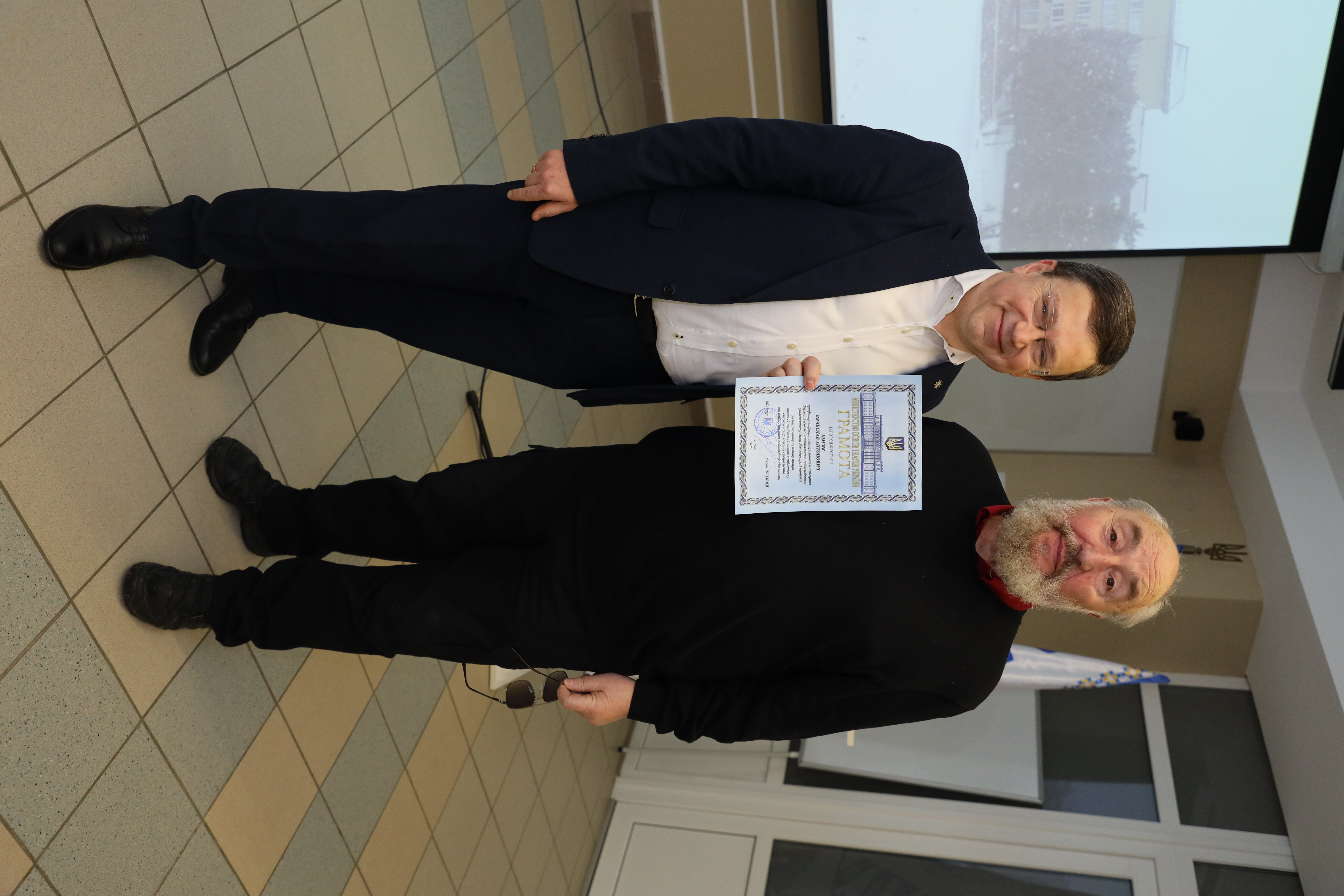 Ректор університету вручає нагороду Вячеславу Хім'яку